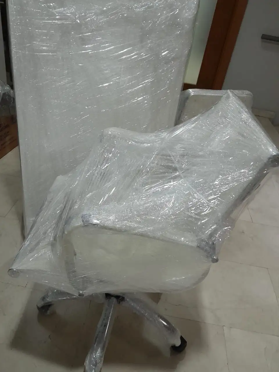 Silla de oficina giratoria totalmente embalada, lista para una mudanza corporativa o de empresa.